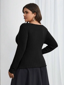 Maglia nera aderente a maniche lunghe con trama a costine e scollo quadrato per donna elegante