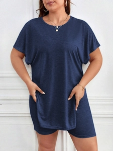 Ensemble décontracté grande taille femme avec t-shirt bleu foncé et short assorti