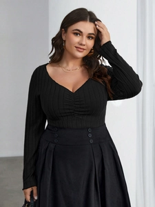Elegante top taglie forti nero con scollo a V e gonna a pieghe coordinata