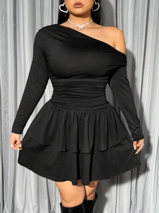 Schwarzes One-Shoulder-Langarmkleid mit Taillenraffung und verspieltem Rüschensaum