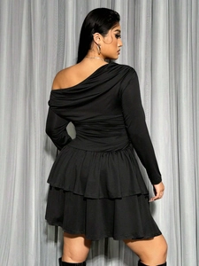 Elegantes schwarzes Langarmkleid in Übergröße, schulterfrei mit Rüschensaum und schmaler Taille