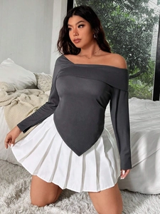 Donkergrijze off-shoulder top met lange mouwen, asymmetrische zoom en witte plooirok set