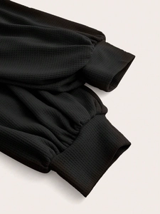 Haut grande taille noir à manches longues avec tissu texturé et détails de poignets froncés