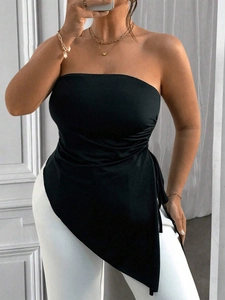 Détail d'un haut bustier noir avec cordon de serrage latéral et ourlet asymétrique élégant