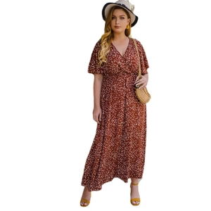 Robe longue d'été à col en V marron rouille avec imprimé floral et manches à volants