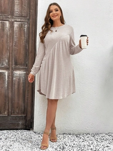Robe tricotée beige élégante à manches longues coupe évasée avec texture côtelée et col rond