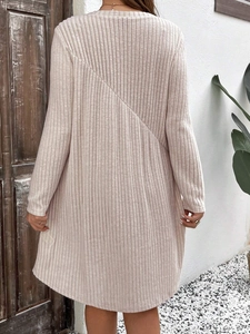 Robe élégante en maille côtelée grande taille avec manches longues et ourlet arrondi
