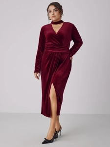 Robe longue en velours bordeaux grande taille avec col en V et fente latérale
