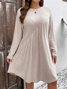 Robe élégante en maille côtelée beige à manches longues et coupe mi-longue ample