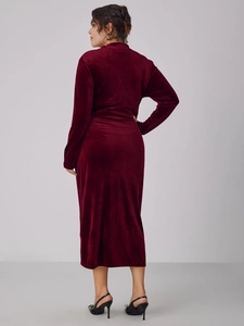 Robe midi élégante en velours bordeaux avec manches longues et une coupe ajustée chic