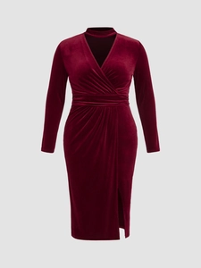 Robe longue élégante en velours bordeaux avec col en V, manches longues et fente latérale