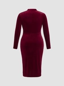Robe longue élégante en velours rouge vin avec col montant et manches longues ajustées