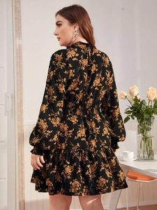 Robe fleurie élégante à col montant, manches bouffantes et ourlet volanté en noir et jaune