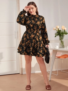 Robe courte fleurie grande taille avec col montant, manches bouffantes et ourlet à volants