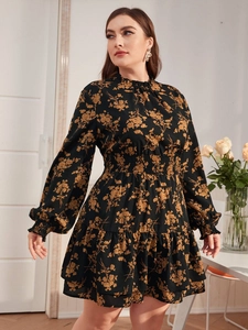 Robe grande taille noire à fleurs jaunes avec manches bouffantes et ourlet à volants
