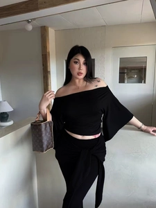 Ensemble chic deux pièces avec haut noir épaules dénudées et jupe longue moulante femme