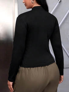 Haut chic noir à manches longues et col montant pour femme avec une coupe ajustée slim
