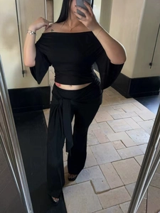 Ensemble mode deux pièces noir pour femme avec haut épaules dénudées et pantalon large