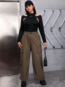 Haut noir à découpes manches longues pour femmes avec pantalon cargo olive style urbain