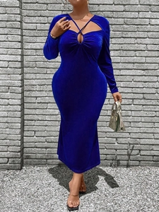 Robe maxi élégante en velours bleu roi avec manches longues, décolleté ajouré et coupe ajustée