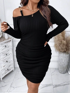 Robe Grandes Tailles Femme Élégante Une Épaule Tricot Côtelé Manches Longues Robe Mini Avec Chaîne Métallique Taille Haute Froncé