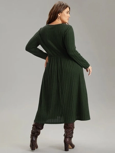 Robe midi élégante vert foncé à col en V avec texture côtelée et taille haute