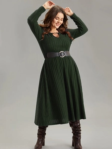 Robe midi en maille vert foncé élégante avec col en V, chaîne et ceinture ajustée