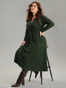 Robe midi élégante en maille vert foncé avec col en V, chaîne dorée et taille ajustée