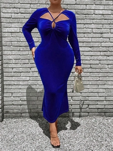Détail de la robe en velours bleu roi avec un décolleté ajouré et lacé élégant