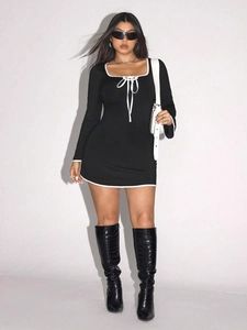 Robe courte noire moulante à encolure carrée avec bordures blanches contrastées et manches