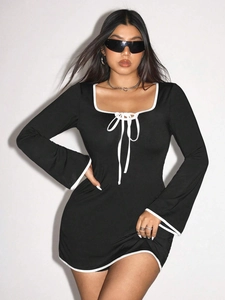 Robe Courte Sexy Grande Taille pour Femmes avec Bordure Contrastée Col Carré Manches Longues Évasées Robe de Soirée Moulante en Tricot