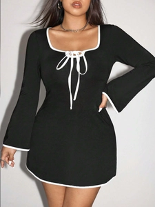 Robe courte noire moulante avec bordure contrastée blanche et encolure carrée