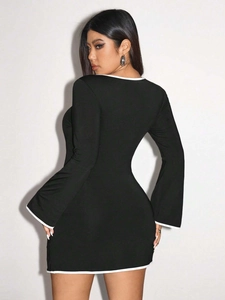 Robe courte moulante noire chic avec bordure contrastée blanche et manches longues