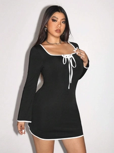 Mini robe noire ajustée avec bordure blanche contrastante, col carré et manches évasées