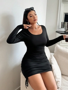 Robe courte noire moulante à manches longues avec fronces et décolleté rond