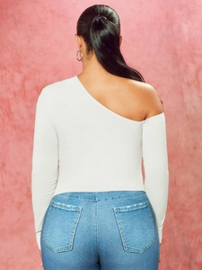 Elegante top bianco a maniche lunghe con spalle scoperte e vestibilità slim vista posteriore