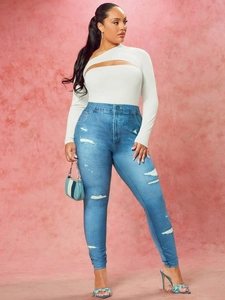 Elegante top bianco a maniche lunghe con spalle scoperte e jeans skinny strappati