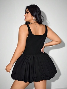 Robe noire sans manches grande taille avec haut côtelé et jupe boule, coupe ajustée