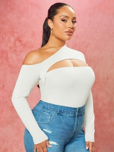 Elegante top bianco monospalla a maniche lunghe con apertura sul petto per donna