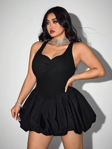Mini robe noire sans manches avec corsage ajusté et jupe boule volumineuse élégante