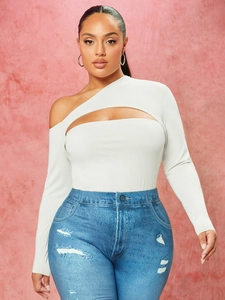 Elegante top bianco asimmetrico a maniche lunghe con dettagli cut-out di stile