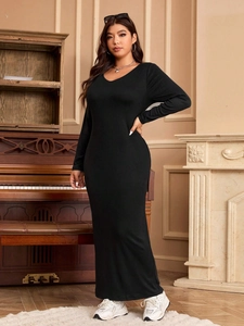 Elegante abito lungo nero aderente con maniche lunghe e scollo rotondo in stile vintage
