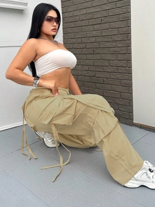 Damen Baggy Cargo-Hose in Khaki mit Multi-Taschen-Design und Street-Style-Bändern