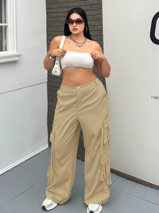 Damen Streetwear Cargo-Hose in Khaki kombiniert mit weißem trägerlosem Oberteil