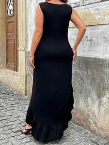 Vue arrière d'une robe mi-longue sans manches grande taille noire avec ourlet sirène élégant