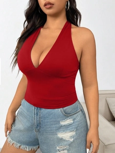 Top corto bordeaux con scollo all'americana e profondo scollo a V, vestibilità slim