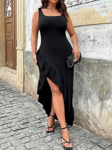 Détail de l'ourlet à volants asymétrique sur une robe midi sans manches noire pour femme