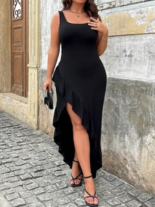 Robe noire sans manches à taille haute, ourlet asymétrique à volants et fente latérale