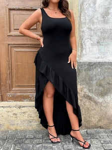 Élégante robe noire sans manches à ourlet asymétrique et volants, coupe ajustée