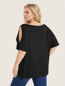 Elegant black cold-shoulder plus size t-shirt with loose fit for casual summer wear